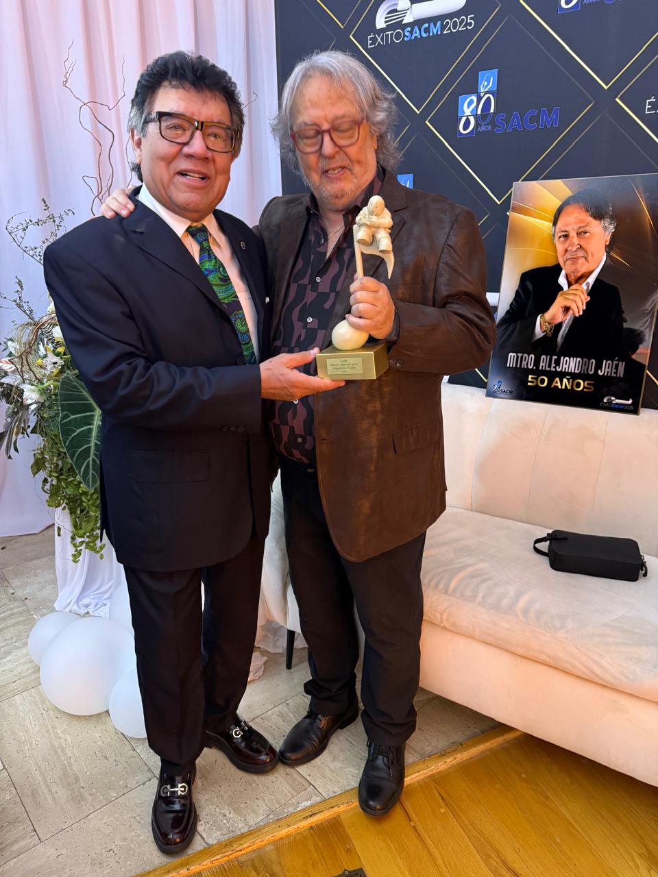 Edmundo Monroy y Alejandro Jaen recibiendo el Premio SACM